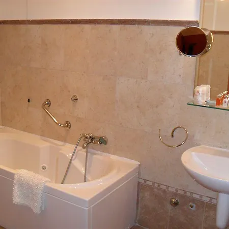 Lux Hotel 4*